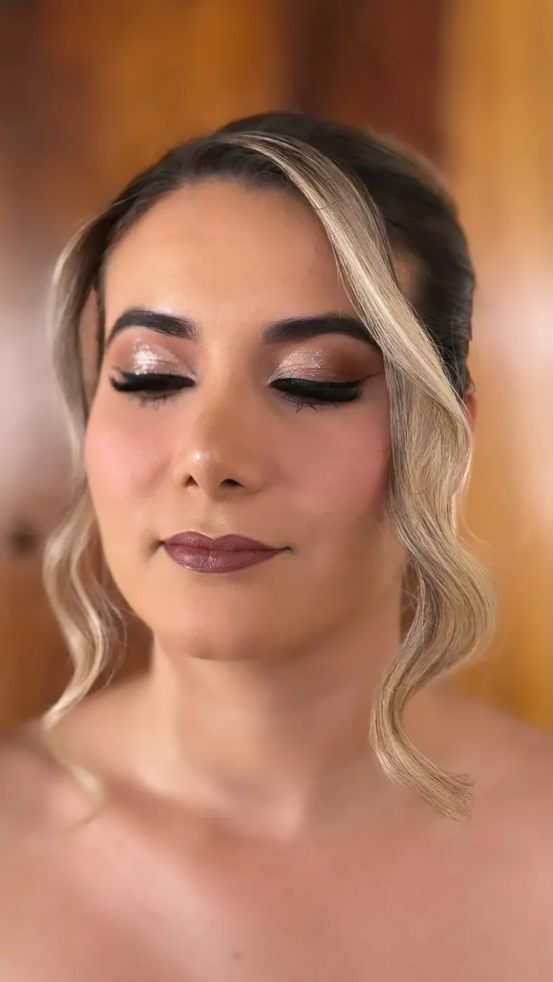 Maquillaje glam con sombra champagne y luz dorada