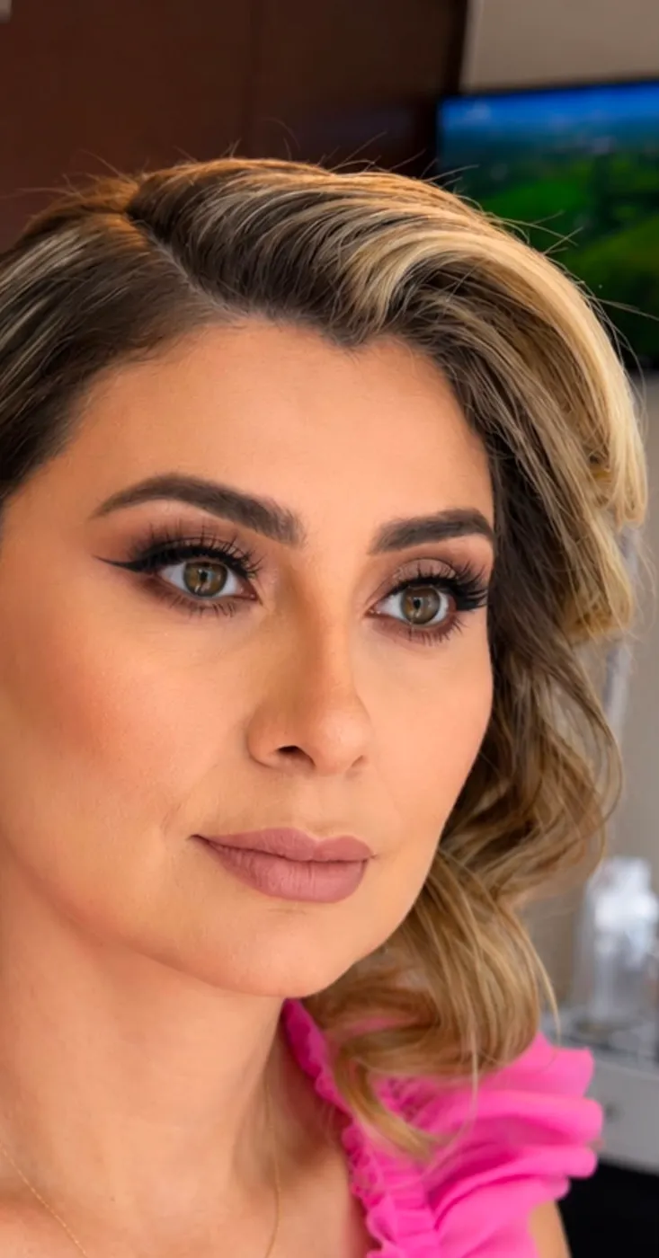 Maquillaje glam para piel madura con ahumado café y delineado