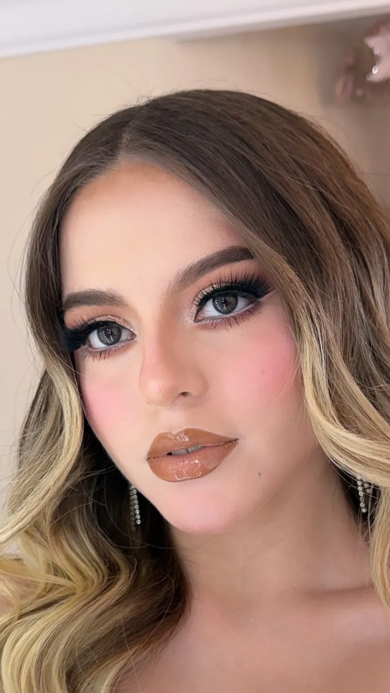 Maquillaje social glam con sombra champagne y labios nude