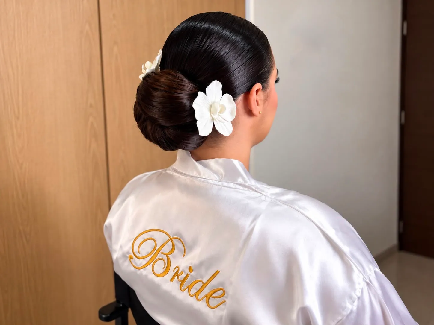 Chongo bajo pulido adornado con orquídeas blancas