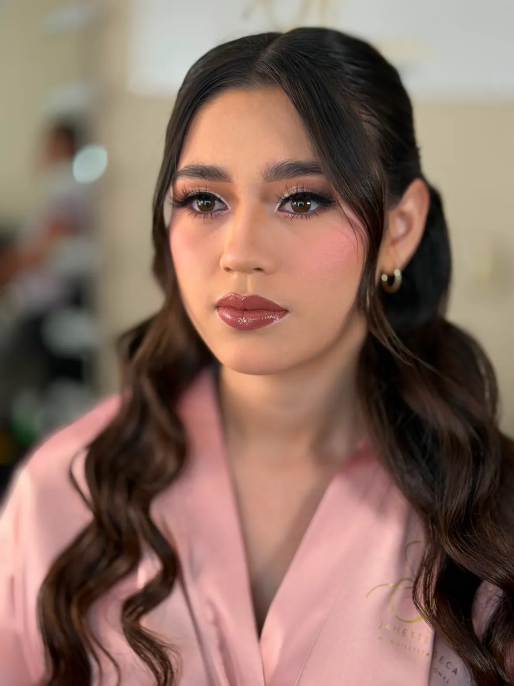 Clienta joven con glam completo y bata bordada Janette Fonseca